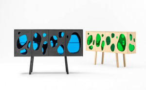 Mobiliario: aparador de madera y vidrio coloreado
